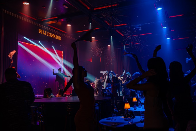 kempinski-st-moritz_billionaire-st-moritz_stage-show