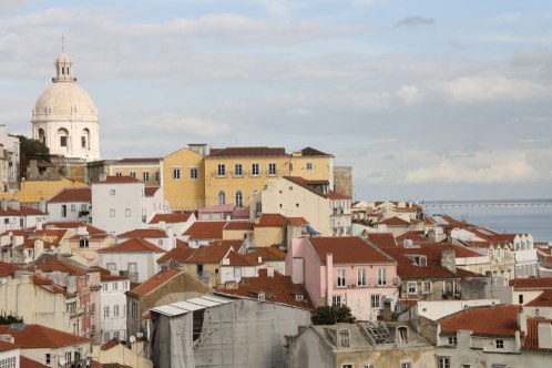 /Media/images/Product_Images/destinations/lisbon/alfama.jpg